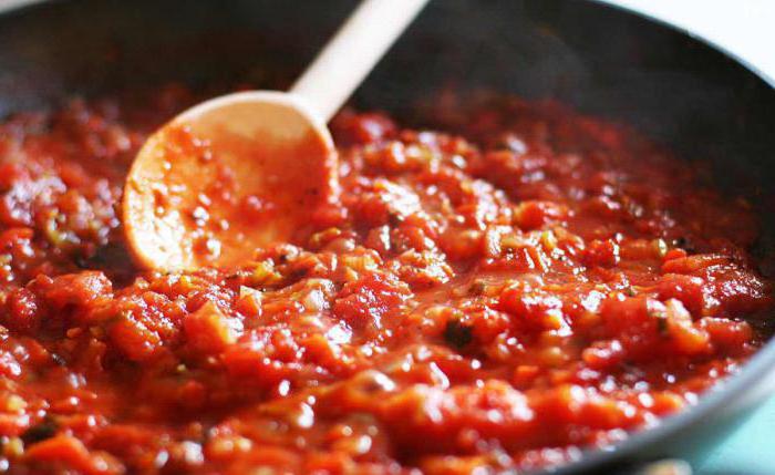 Započnite kuhati tjesteninu s pastu od rajčice
