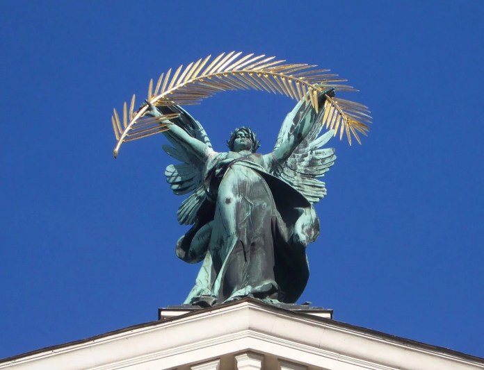 Статуя «Славы» на фасаде Львовской Оперы   Статуя «Славы» на фасаде Львовской Оперы