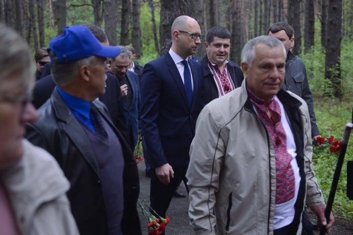 Рівно через місяць після своєї   відставки з поста прем'єр-міністра   , 15 травня Арсеній Яценюк з оберемком червоних троянд йшов по доріжці заповідника Биківнянські могили