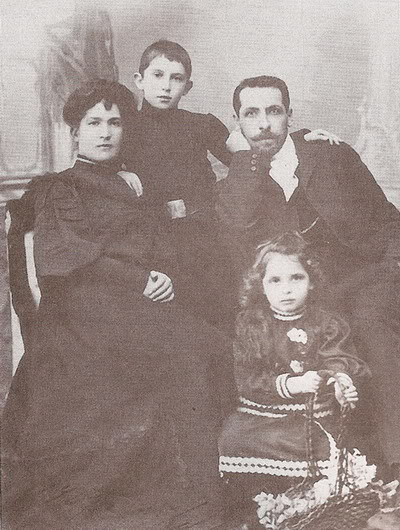 Мариенгоф з батьком, матір'ю і сестрою Руфіною, Н
