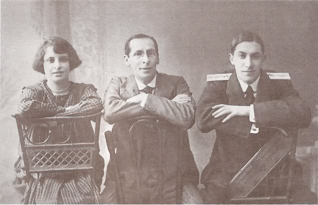 Анатолій Мариенгоф з сестрою і батьком, Пенза, 1918 рік