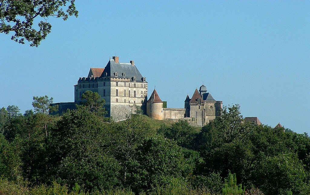 Жан народився в сім'ї Понса де Гонти, який відзначився особливою турботою про фамільному володінні, замку Бірон, відновив його після великих руйнувань Столітньої війни і додав нові споруди