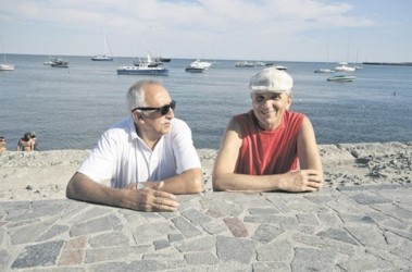 27 вересня 2011, 8:32 Переглядів:   Народний артист (праворуч) із задоволенням пройшовся по місцях подвигів в Євпаторії часів своєї юності