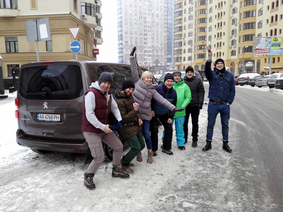 В ході ознайомчо-пізнавального тест-драйву журналісти «Автоцентру» відвідають найпопулярніші і маловідомі гірськолижні курорти Карпат, а головне - з'ясують, наскільки Peugeot Traveller підходить для дальніх поїздок великою компанією з 9-тми людина