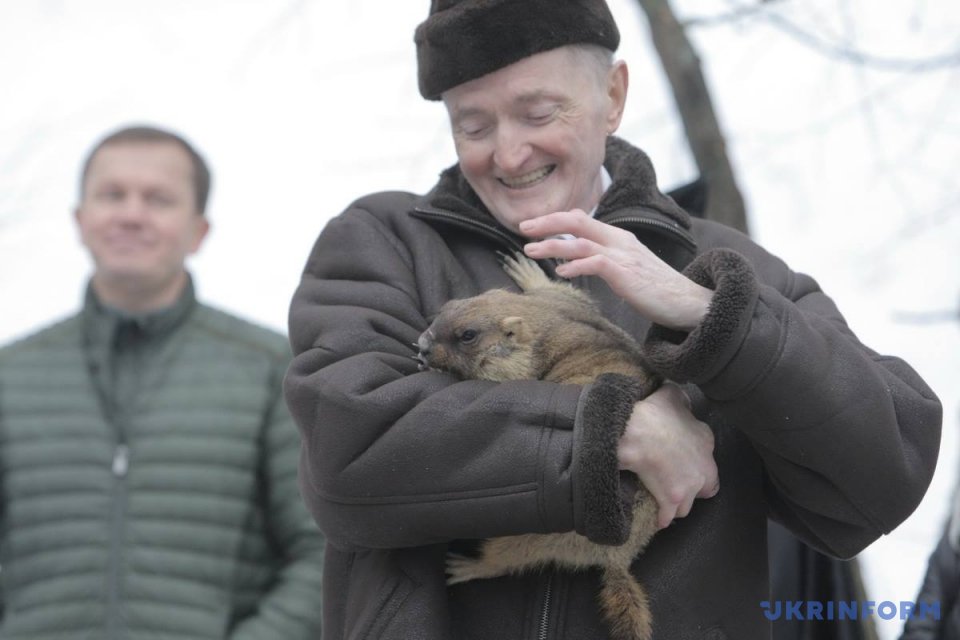 Каразіна в селищі Гайдари Зміївського району, не дуже хотів вибиратися з теплою нори, і не побачивши свою тінь, відразу ж повернувся в нору, тим самим, передбачивши ще кілька холодних тижнів