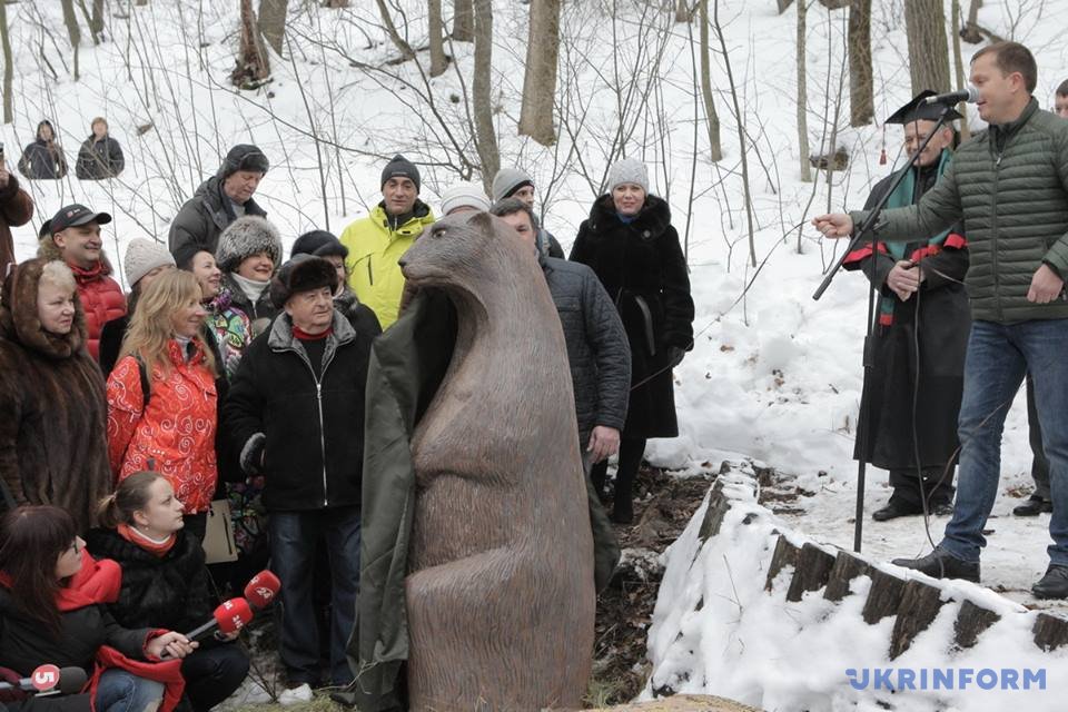 Сьогодні ж Тимко передбачив не тільки прихід весни, а й життя на Марсі, вибравши потрібну із запропонованих йому табличок з варіантами відповідей