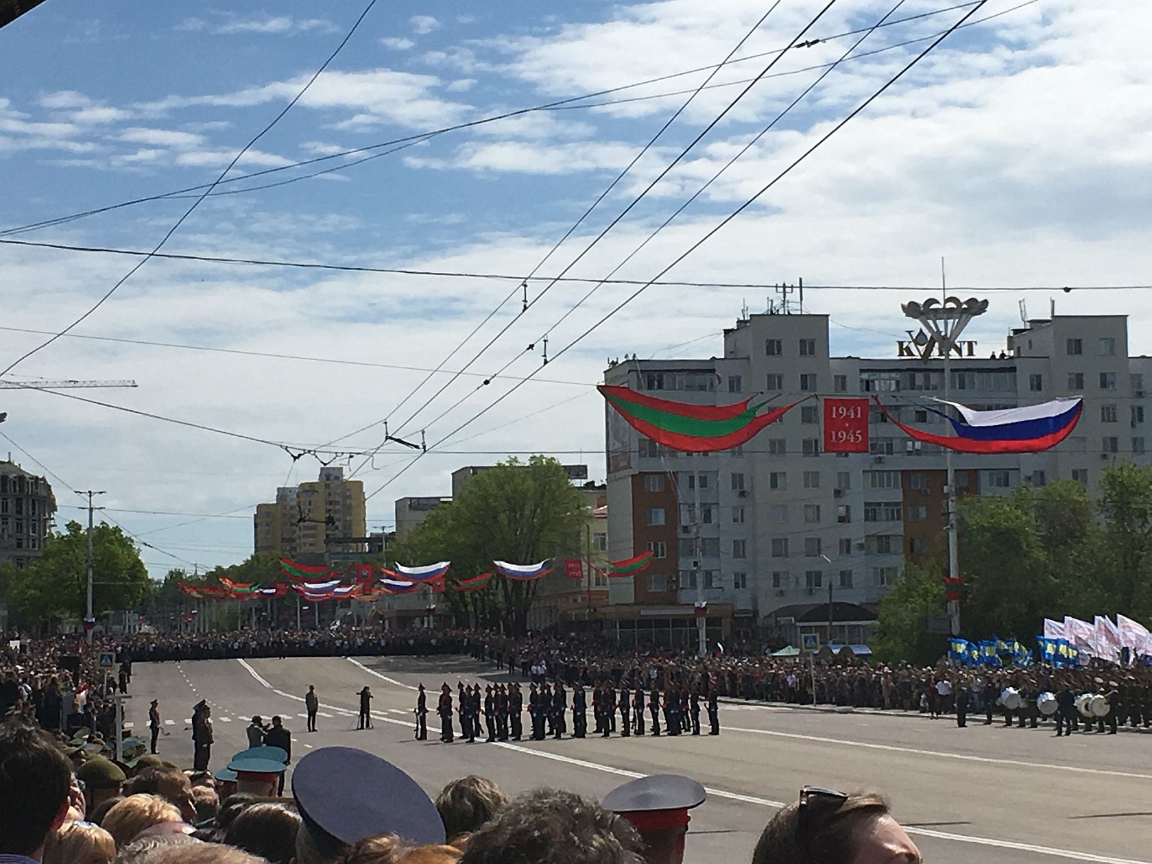 Незважаючи на помпезні приготування до параду і зрослу популярність свята у самих придністровців в зв'язку з конфліктом в сусідній Україні, - парад-2017 виглядає досить скромно - в цей раз по центральній площі проїхав лише танк Т-34