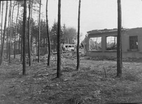 Бомбардування Кладно (Фото: Kladno Záporno)   Бомбардування Кладно в квітні 1945 року здійснилася силами 8-ї повітряної армії США, продовжує Радек Зима, з яким ми побували на місцях, де падали бомби: «Це не була атака на місто, а саме на залізничний вузол і гаражі ČSAD - фірми, яка забезпечувала автобусні перевезення