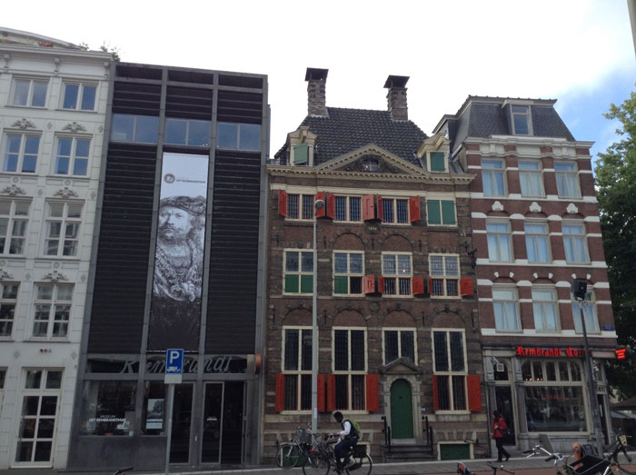Будинок Рембрандта відрізняють яскраві червоні і зелені віконниці, поруч - відремонтований на сучасний лад будинок, в якій розташовані гардероб-магазин-туалет