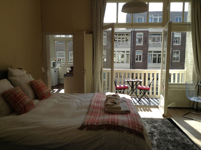 Пристойні готелі в центрі Амстердама коштують дорожче, а кухні, що дозволяє заощадити час і гроші, в них немає - я вибрала квартиру
