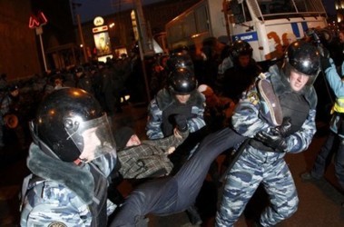 5 березня 2012, 19:58 Переглядів:   ОМОН почав силовий розгін акції опозиції, фото Reuters
