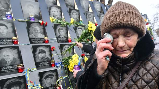 21 листопада 2018, 21:03 Переглядів:   Фото: AFP   У Києві на Майдані Незалежності в середу, 21 листопада, проходить   акція пам'яті загиблих учасників Революції гідності