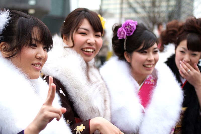 Нове поповнення серед дорослого населення Японії в ошатних кімоно відзначає День повноліття