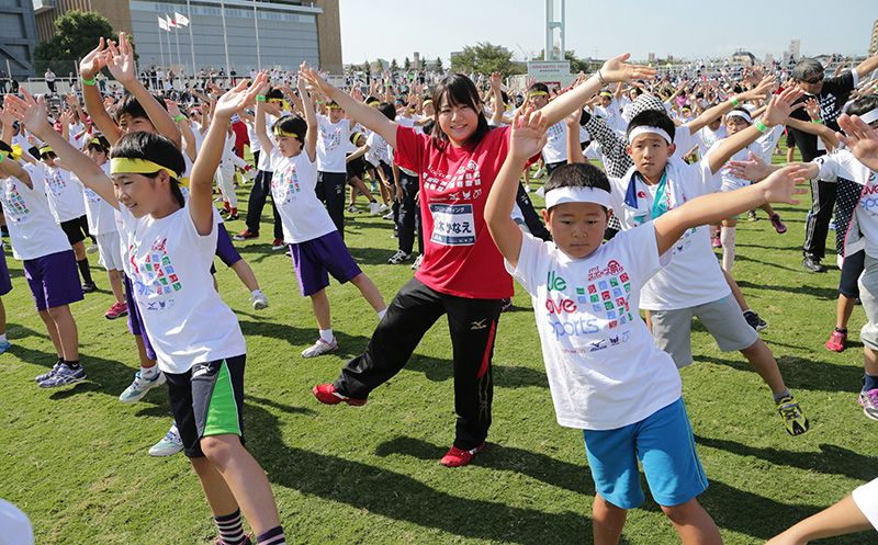 Яги Канае, учасниця Олімпійських ігор (важка атлетика), бере участь в дитячому спортивному святі в Токіо в День фізкультури, 2013 р © Jiji