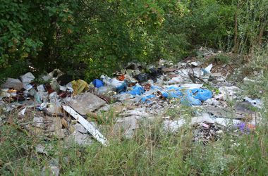 24 липня 2015 року, 7:20 Переглядів:   Біля села Алтестово Біляївського району сміття & laquo; прикрашає & raquo;  лісові масиви