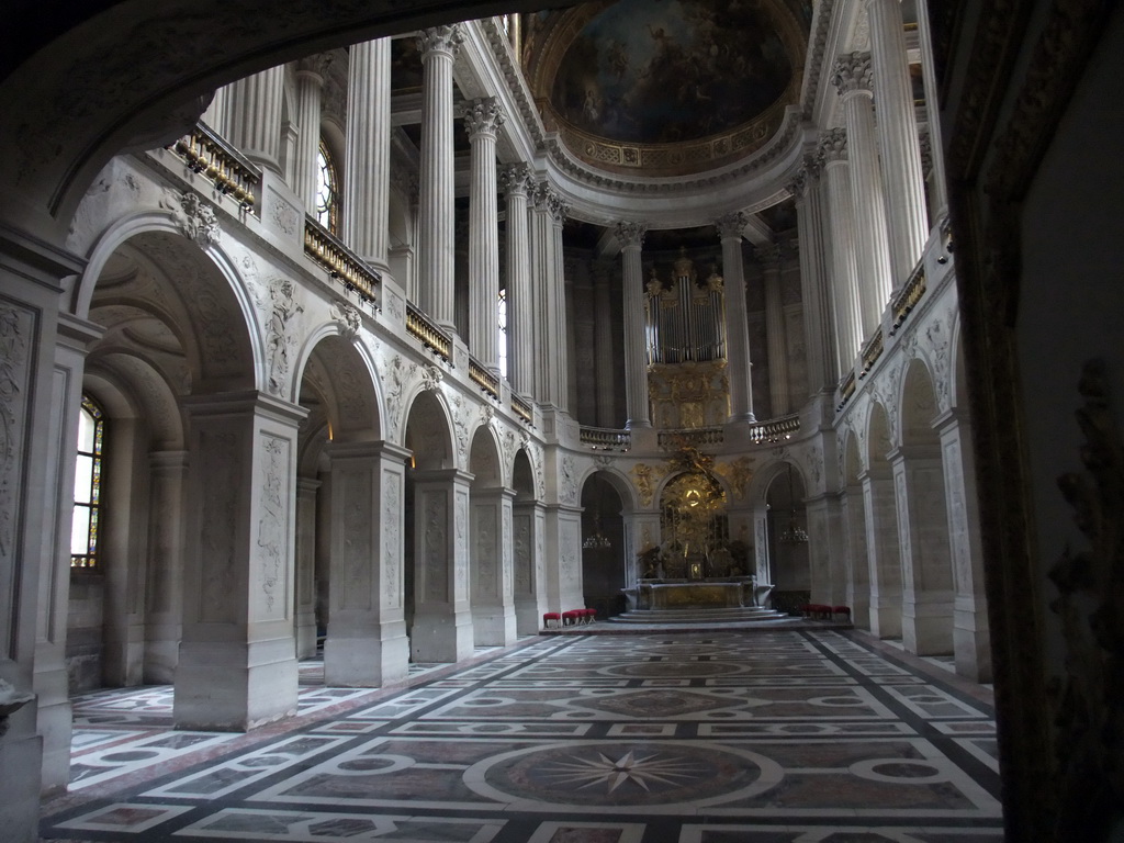 Сам Версальський палац теж вражає своїми розмірами: довжина його паркового фасаду становить 640 метрів, розташована в центрі Дзеркальна галерея має 73 метри в довжину