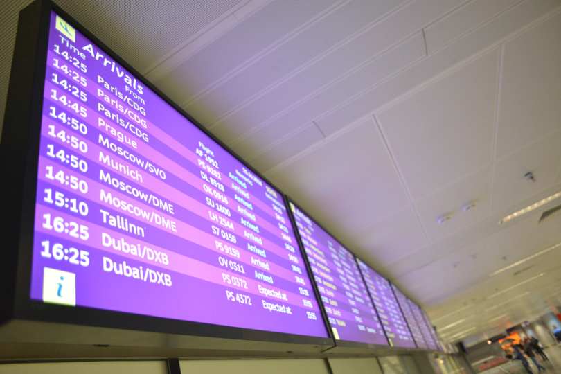 По всьому аеропорту знаходяться інформаційні табло, які повідомляють про стан рейсів, номері реєстраційної стійки, виходу (Gate) на посадку і про зміни в вильоті