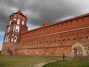 У 1520-х роках Юрій Ильинич почав будівництво кам'яного   мирського замку