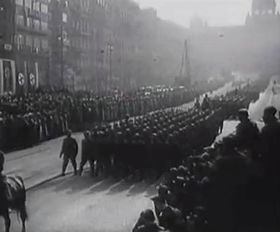 Нацистський військовий парад на Вацлавській площі, 19 березня 1939 року (Фото: Чеське Телебачення)   «Нижня частина Вацлавській площі заповнена натовпами людей