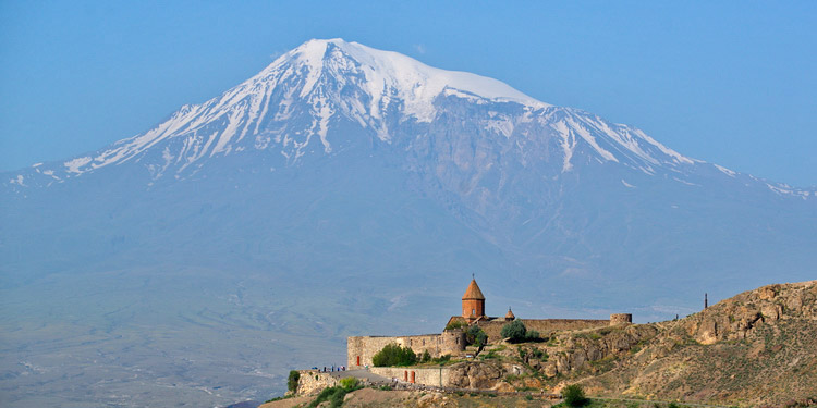 Переважна більшість населення Вірменії - християни Вірменської апостольської церкви, за якої законодавчо закріплений статус національної церкви вірменського народу, а за християнством - статус офіційної релігії Вірменії