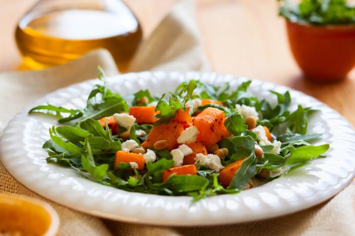 Інгредієнти: 1 пучок салату латук або міксу із зелені, 100 гр