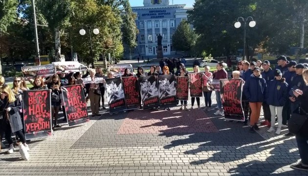 Перед міськрадою Херсона в середу зоозахисники провели акцію Не допустимо вбивства вуличних тварин