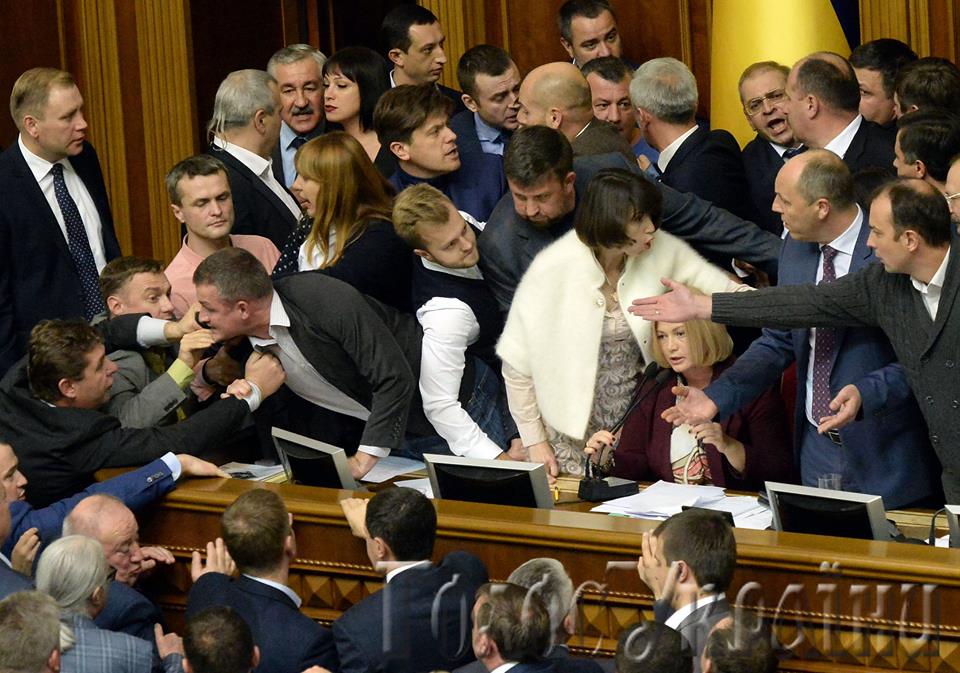 Народні депутати з фракцій «Самопоміч» та «Батьківщина» заблокували президію Верховної Ради