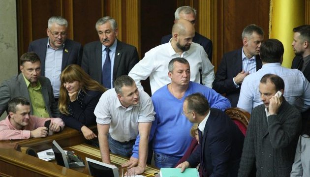 Заблокований президію Верховної Ради / Фото Данила Шамкіна   Відео: Українська правда і Мустафи Найєма