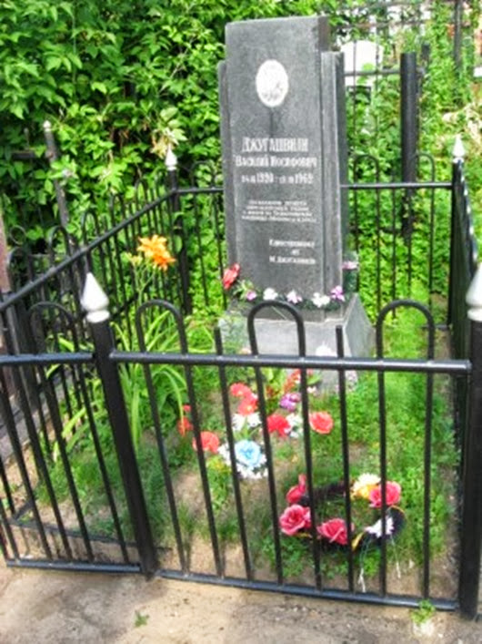 Олександр пригадає, що ніс у батька був розбитий, на зап'ястях - синці, на ногах синці, а в ліжку багато снодійного