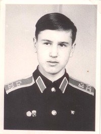 Недовгий період (з липня 1979 року по листопад 1981 роки) Анатолій Гриценко служив в бойовій льотної частини в Охтирці на посаді начальника групи обслуговування авіаційного обладнання, потім продовжив навчання в ад'юнктурі