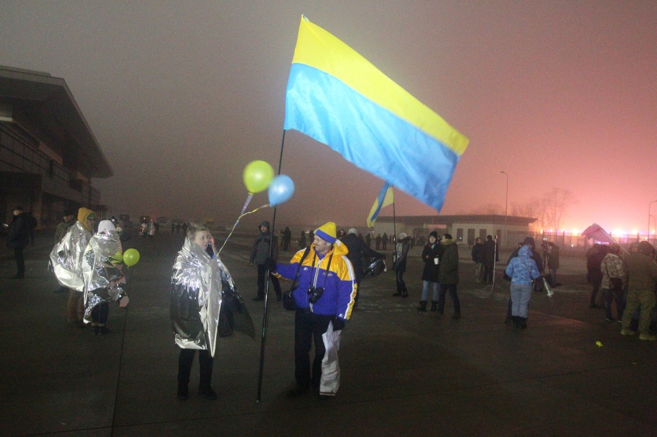 Всього сотні три людей з повітряними кульками, прапорами та плакатами в руках