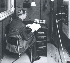 Радіоведучий на Радіо Прага, середина минулого століття, Фото: архів Чеського радіо - Радіо Прага   Слухачі - найдорожче, що є у радіостанції