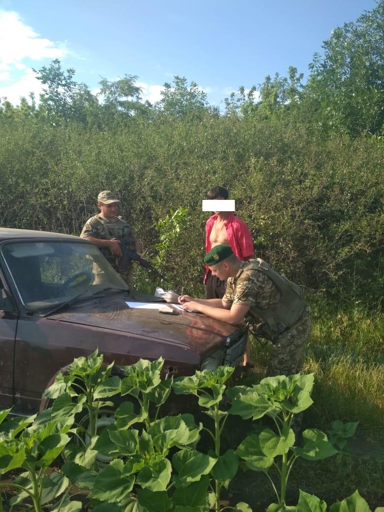 Під час патрулювання прикордонний наряд в районі населеного пункту Нижньобараниківка Луганській області зауважив рух транспортного засобу без реєстраційних номерів в напрямку державного кордону