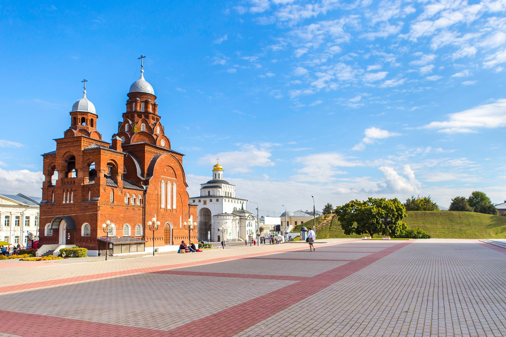 Тільки в 1724 році за ініціативою Петра Великого вони були перенесені в Санкт-Петербург