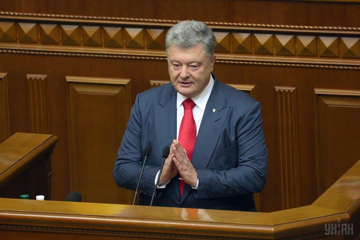 Порошенко також сказав, що вся країна заставлена ​​бігбордами із закликом до« компромісу »з агресором