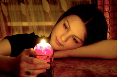 19 січня 2012, 8:28 Переглядів:   Світлана Горбунова-Рубан палила папір на тарілці, депутат Вікторія Казакова - шукала майбутнє в дзеркалі