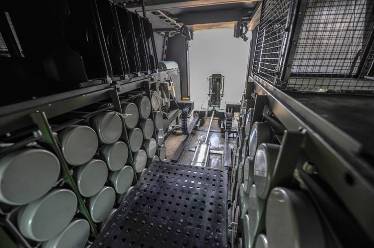При цьому боєкомплект мінометного комплексу становить 60 хв, а екіпаж бойової машини складається всього з трьох осіб