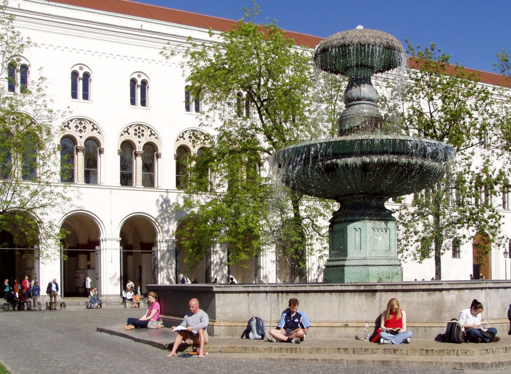 ЛМУ (Мюнхенський університет Людвіга-Максиміліана) - єдиний гуманітарний університет в місті, так що вибирати не доводилося