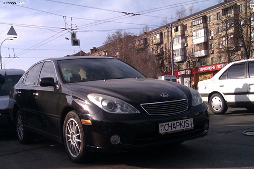 Столичні активісти зробили фотознімок автомобіля Lexus EX з іменними номерами «Chapkis», який припаркувався на виділеній смузі для громадського транспорту біля станції метро «Шулявська» і виклали його в групу «Герой парковки» у Facebook