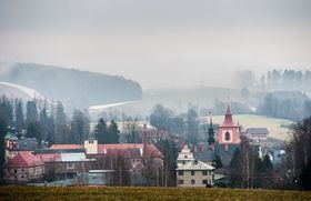 Йілемніце (Фото: ЧТК)   «Призові гроші ми використовуємо для реконструкції даху місцевого замку, а преміальні в розмірі ста тисяч будуть вкладені у відновлення фасаду історичної будівлі нашої школи», - підкреслює староста Йілемніц Володимир Ріхтер