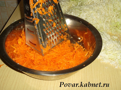 Морква очистити від шкірки і натерти на крупній тертці