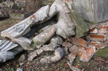 27 листопада 2008, 20:17 Переглядів:   Зруйнований в місті Комарно Городоцького району Львівської області пам'ятник Воїну-визволителю, фото zik