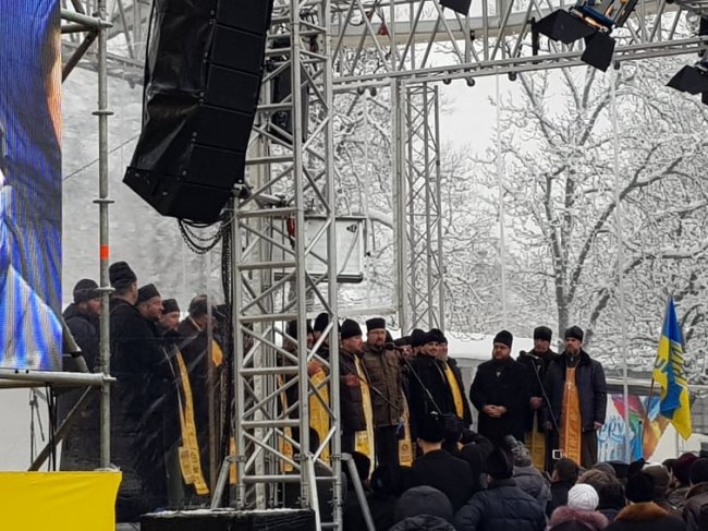12:08 На сцену біля стін Софії Київської піднялися військові капелани, які запропонували присутнім взяти участь у колективному молебні