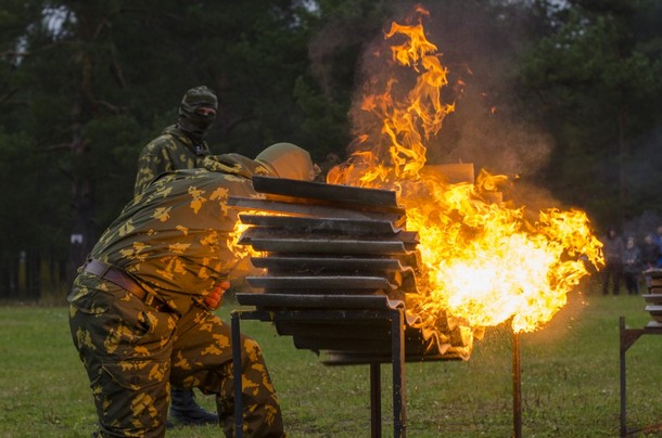 - Наші діти зараз буквально поглинали всю цю військову підготовку, нехай ніколи не покидає нас військово-патріотичне, моральне почуття - захищати земну нашу Батьківщину, - сказав архієпископ Сиктивкарський і Комі-Зирянський Питирим, який був присутній на заході