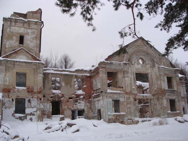 Кам'яна церква (координати є в згаданій статті) на старому місці стала монументом перемоги: