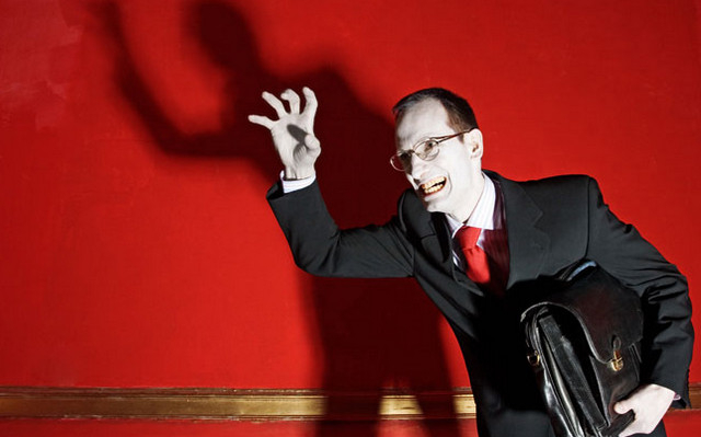 Ця людина підходить вам при найменшому зручному випадку, а як же - адже він вважає себе вашим близьким приятелем, та й ви дотримуєтеся такої ж думки, хоч якщо запитати вас, ніж він вам симпатичний, ви не знайдете що відповісти