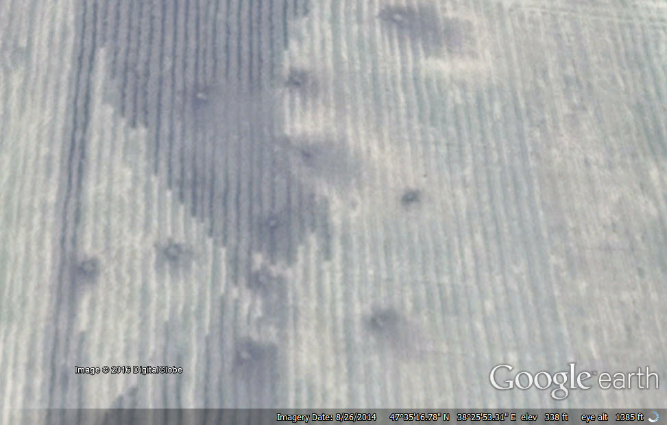 14: сліди ведення вогню в північно-західному напрямку (РСЗВ на знімку відсутні) в 5,5 кілометрах від українського кордону