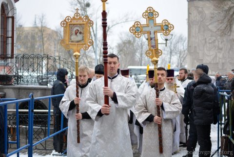 - Освячується і стає святою та вода, над якою здійснюється спеціальний молитовний чин - думка про те, що в цей день освячуються ВСЕ води засновано на розширеному тлумаченні деяких виразів зі служби свята Богоявлення і не є частиною православного віровчення