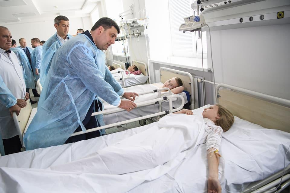 Глава уряду повідомив, що стан дітей стабільний, вони в свідомості і почуваються задовільно