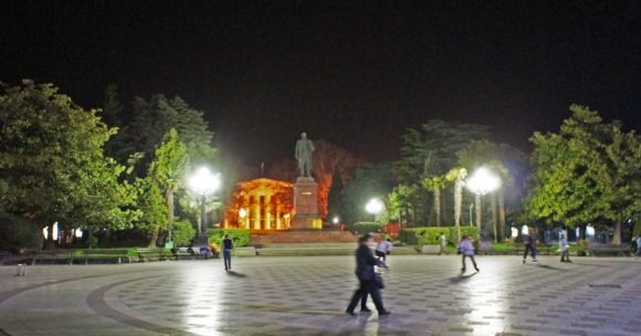 Кажуть, що влада Ялти прикладають масу зусиль, що б встигнути відновити все до сезону, але ми і так ніяких руйнувань не виявили